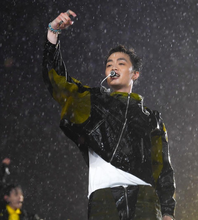Concert Anh trai say Hi: Bùng nổ visual dưới mưa của HIEUTHUHAI, Trấn Thành livestream vô tình trúng vào cảnh tế nhị của đàn em- Ảnh 3.