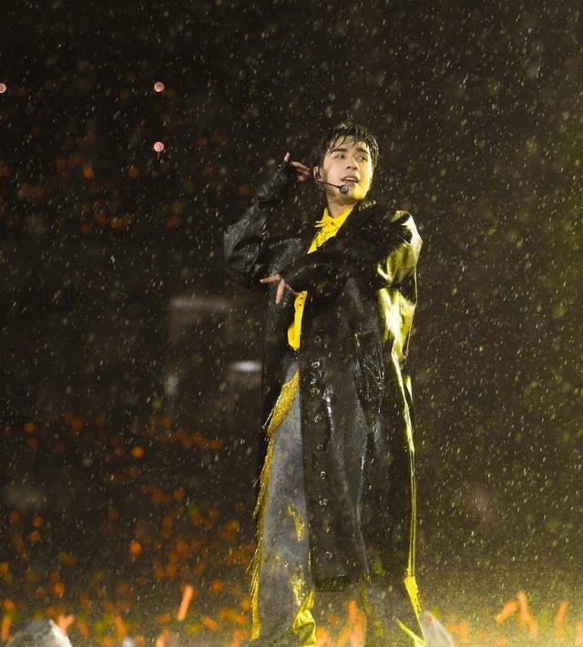 Concert Anh trai say Hi: Bùng nổ visual dưới mưa của HIEUTHUHAI, Trấn Thành livestream vô tình trúng vào cảnh tế nhị của đàn em- Ảnh 2.