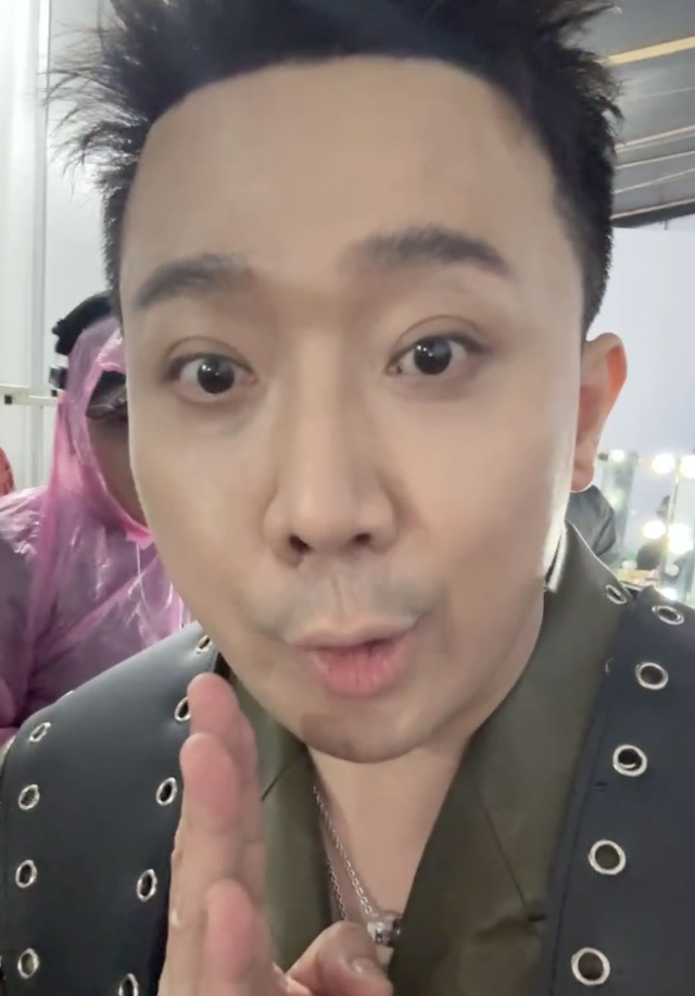 Concert Anh trai say Hi: Bùng nổ visual dưới mưa của HIEUTHUHAI, Trấn Thành livestream vô tình trúng vào cảnh tế nhị của đàn em- Ảnh 6.