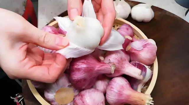 Tỏi vỏ tím hay vỏ trắng tốt hơn? Lão nông nói một câu, tôi bỗng được "thông não"!- Ảnh 2.