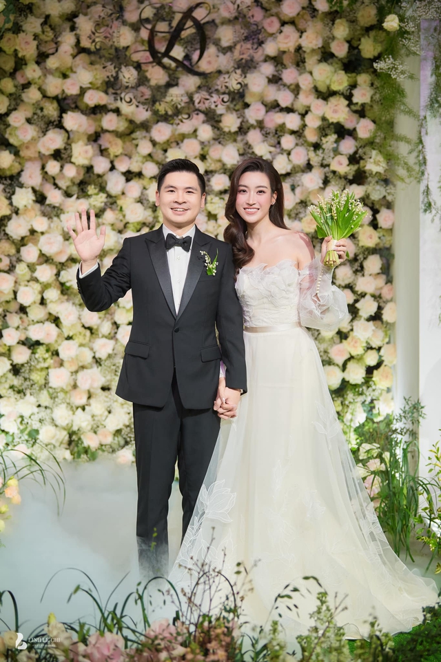 Cam thường check Đỗ Mỹ Linh cùng Chủ tịch Hà Nội FC ở sân bay gây sốt: Mặt mộc đầy khí chất "dâu hào môn"- Ảnh 2. Cam thường check Đỗ Mỹ Linh cùng Chủ tịch Hà Nội FC ở sân bay gây sốt: Mặt mộc đầy khí chất "dâu hào môn"- Ảnh 2.