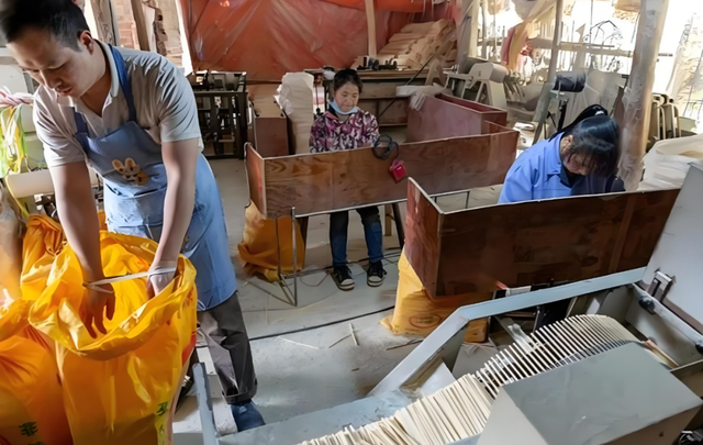 Nguy cơ mắc ung thư chỉ vì 5 thói quen tưởng "tiết kiệm" này- Ảnh 1. Nguy cơ mắc ung thư chỉ vì 5 thói quen tưởng "tiết kiệm" này- Ảnh 1.
