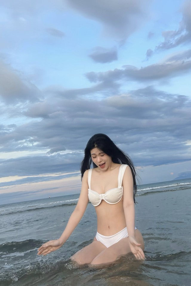 Thêm một nữ MC gợi cảm gia nhập đường đua bikini, lần đầu diện đồ hở bạo đến vậy!- Ảnh 5.