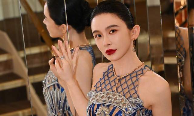 Mỹ nhân chiêu trò nhất showbiz đăng đàn cầu cứu ở Cannes 2025, nghe xong ai cũng đòi "nhốt cô ta lại"- Ảnh 2.