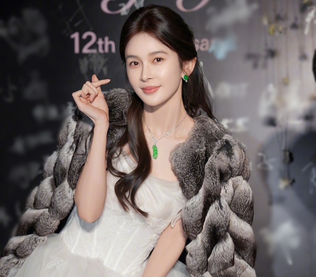 Mỹ nhân chiêu trò nhất showbiz đăng đàn cầu cứu ở Cannes 2025, nghe xong ai cũng đòi "nhốt cô ta lại"- Ảnh 4.