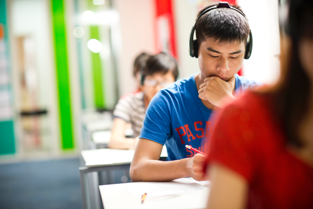 Đổ hàng chục triệu cho IELTS, nhiều học sinh giờ "toát mồ hôi": Gió xoay chiều, có nên mạo hiểm đi "đường tắt"?- Ảnh 2. Đổ hàng chục triệu cho IELTS, nhiều học sinh giờ "toát mồ hôi": Gió xoay chiều, có nên mạo hiểm đi "đường tắt"?- Ảnh 2.