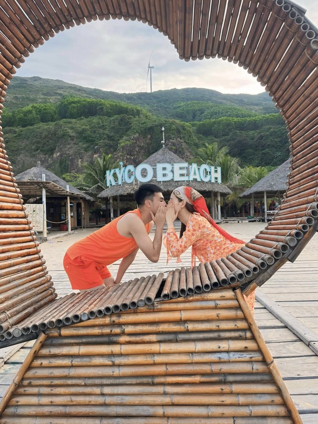 Đỏ mặt với hành động thân mật quá đà của MC Huyền Trang Mù Tạt và bạn trai cầu thủ nổi tiếng- Ảnh 3.
