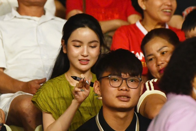 Tóm dính Chu Thanh Huyền lộ diện trên sân Hàng Đẫy giữa tin đồn phẫu thuật thẩm mỹ, nhan sắc khác xa ảnh tự đăng?- Ảnh 1.