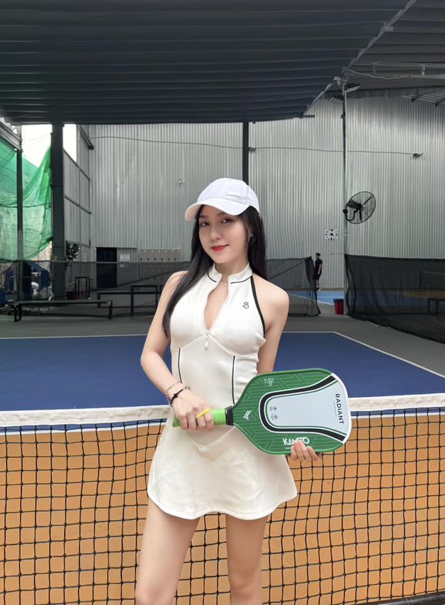 Trổ tài "dancer" xập xình trên sân, hot girl pickleball gây tranh cãi nảy lửa- Ảnh 1.