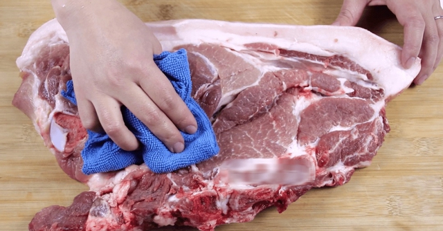 Đi chợ thấy người bán liên tục dùng giẻ lau thịt heo: 90% người biết nhưng không hiểu ý nghĩa- Ảnh 1.
