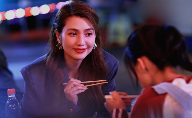 Mỹ nhân 54 tuổi vẫn cùng con gái đi học đại học, trẻ hơn bạn cùng lớp kém 36 tuổi mới sốc- Ảnh 1.