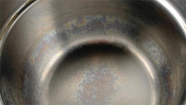 Rửa sạch đến mấy nồi chảo inox vẫn loang lổ vệt "cầu vồng" - Sự thật khiến ai cũng bất ngờ!- Ảnh 2. Rửa sạch đến mấy nồi chảo inox vẫn loang lổ vệt "cầu vồng" - Sự thật khiến ai cũng bất ngờ!- Ảnh 2.