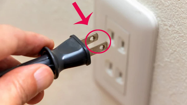 Bí mật chiếc lỗ tròn trên phích cắm: Tưởng dư thừa, hoá ra "cứu nguy" cho cả gia đình- Ảnh 1.