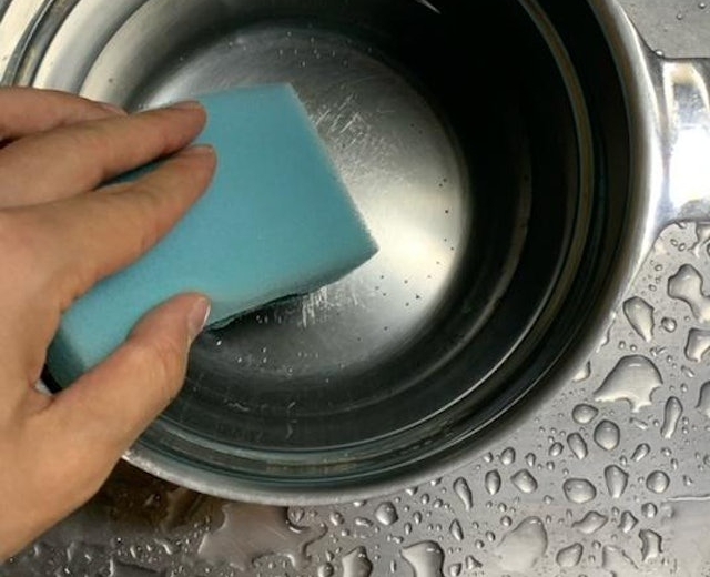 Rửa sạch đến mấy nồi chảo inox vẫn loang lổ vệt "cầu vồng" - Sự thật khiến ai cũng bất ngờ!- Ảnh 3. Rửa sạch đến mấy nồi chảo inox vẫn loang lổ vệt "cầu vồng" - Sự thật khiến ai cũng bất ngờ!- Ảnh 3.