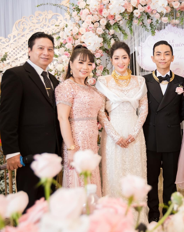 Mẹ chồng đại gia rạng rỡ "đọ sắc" cùng nàng dâu Khánh Thi, gây sốt khi bắt Phan Hiển phải xin lỗi vợ vì 1status- Ảnh 1. Mẹ chồng đại gia rạng rỡ "đọ sắc" cùng nàng dâu Khánh Thi, gây sốt khi bắt Phan Hiển phải xin lỗi vợ vì 1status- Ảnh 1.