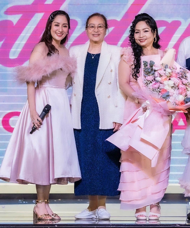 Mẹ chồng đại gia rạng rỡ "đọ sắc" cùng nàng dâu Khánh Thi, gây sốt khi bắt Phan Hiển phải xin lỗi vợ vì 1status- Ảnh 2. Mẹ chồng đại gia rạng rỡ "đọ sắc" cùng nàng dâu Khánh Thi, gây sốt khi bắt Phan Hiển phải xin lỗi vợ vì 1status- Ảnh 2.
