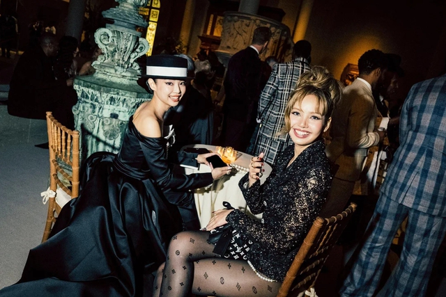 Lisa (BLACKPINK) "chặt đẹp" Met Gala 2025, Jennie bất ngờ thua 1 gương mặt mới toanh!- Ảnh 1.