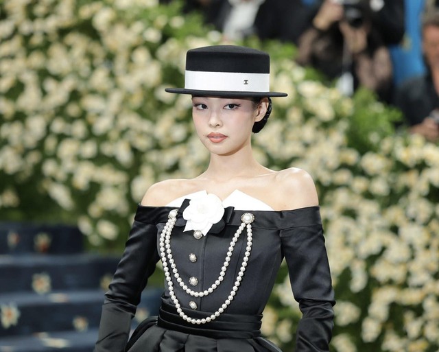 Lisa (BLACKPINK) "chặt đẹp" Met Gala 2025, Jennie bất ngờ thua 1 gương mặt mới toanh!- Ảnh 10.