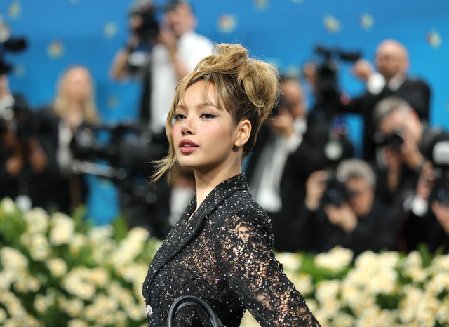Lisa (BLACKPINK) "chặt đẹp" Met Gala 2025, Jennie bất ngờ thua 1 gương mặt mới toanh!- Ảnh 5.