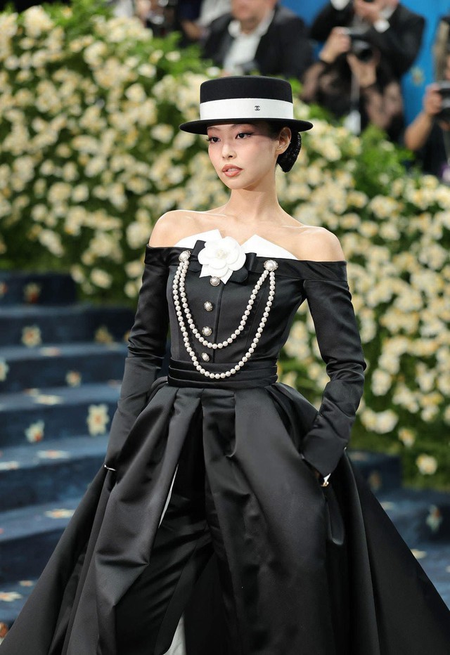 Lisa (BLACKPINK) "chặt đẹp" Met Gala 2025, Jennie bất ngờ thua 1 gương mặt mới toanh!- Ảnh 12.