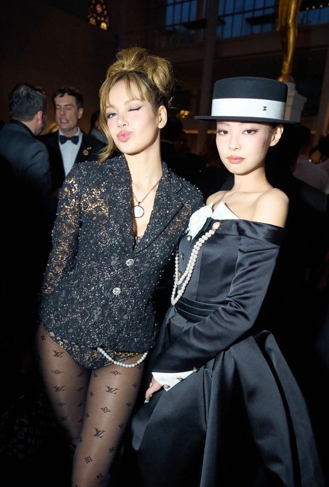 Lisa (BLACKPINK) "chặt đẹp" Met Gala 2025, Jennie bất ngờ thua 1 gương mặt mới toanh!- Ảnh 16.
