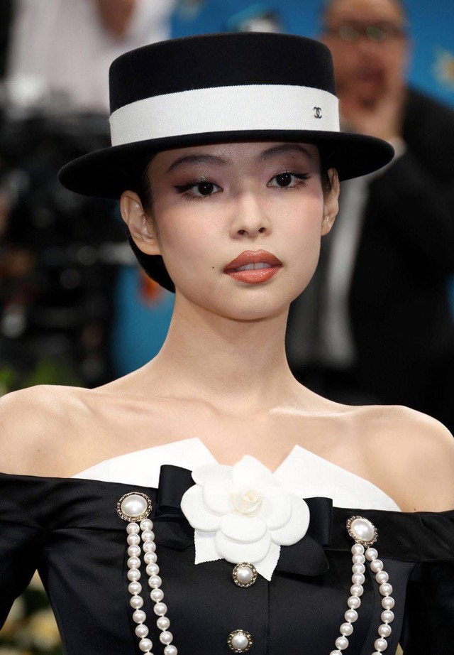 Lisa (BLACKPINK) "chặt đẹp" Met Gala 2025, Jennie bất ngờ thua 1 gương mặt mới toanh!- Ảnh 11.