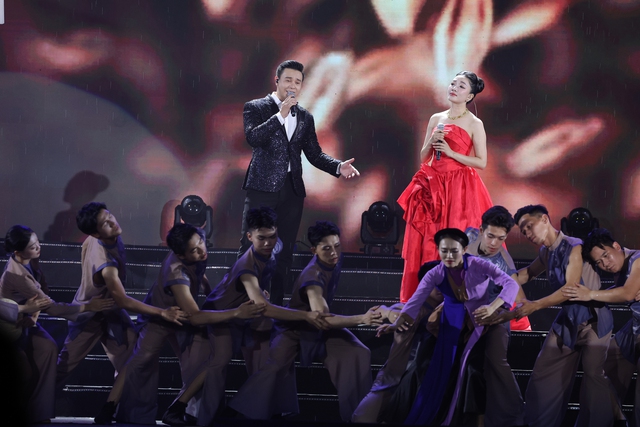 Thu Phương, Quốc Thiên tình tứ hát dưới trời mưa- Ảnh 4. Thu Phương, Quốc Thiên tình tứ hát dưới trời mưa- Ảnh 4.