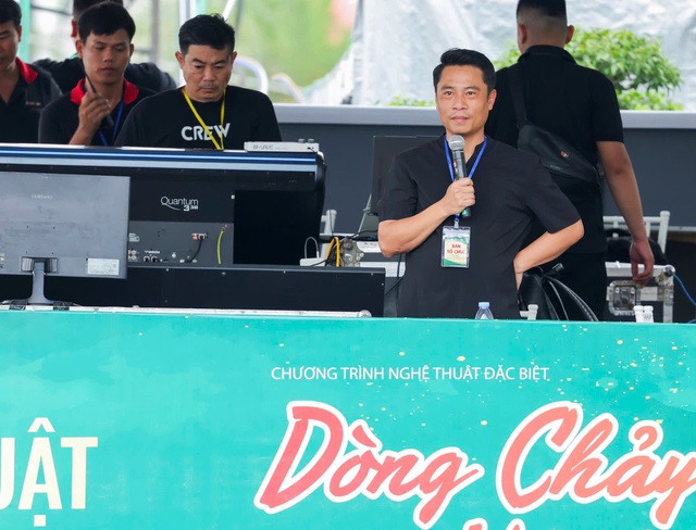 Thu Phương, Quốc Thiên tình tứ hát dưới trời mưa- Ảnh 5. Thu Phương, Quốc Thiên tình tứ hát dưới trời mưa- Ảnh 5.
