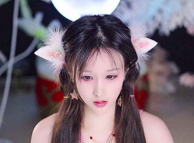 Nữ streamer vô tư thể hiện tài "trồng cây chuối", lời thắc mắc của người xem khiến cô đứng hình- Ảnh 4.