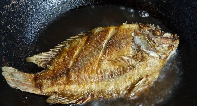 Rắc 1 thìa "bột trắng" khi rán cá - cá giòn rụm lại không nát tươm: Chiêu này "đỉnh của chóp"!- Ảnh 3.