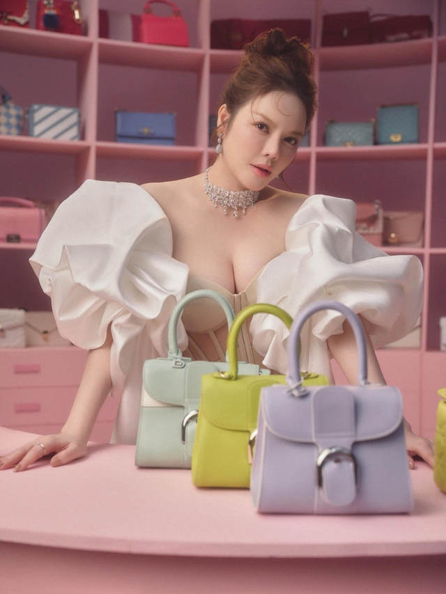 Choáng ngợp trước sự giàu có của “chị đại kim cương Vbiz”: Hàng hiệu phủ kín các kệ, có 1 "bệnh" mua sắm kỳ lạ- Ảnh 5. Choáng ngợp trước sự giàu có của “chị đại kim cương Vbiz”: Hàng hiệu phủ kín các kệ, có 1 "bệnh" mua sắm kỳ lạ- Ảnh 5.