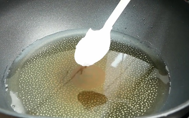 Rắc 1 thìa "bột trắng" khi rán cá - cá giòn rụm lại không nát tươm: Chiêu này "đỉnh của chóp"!- Ảnh 1.