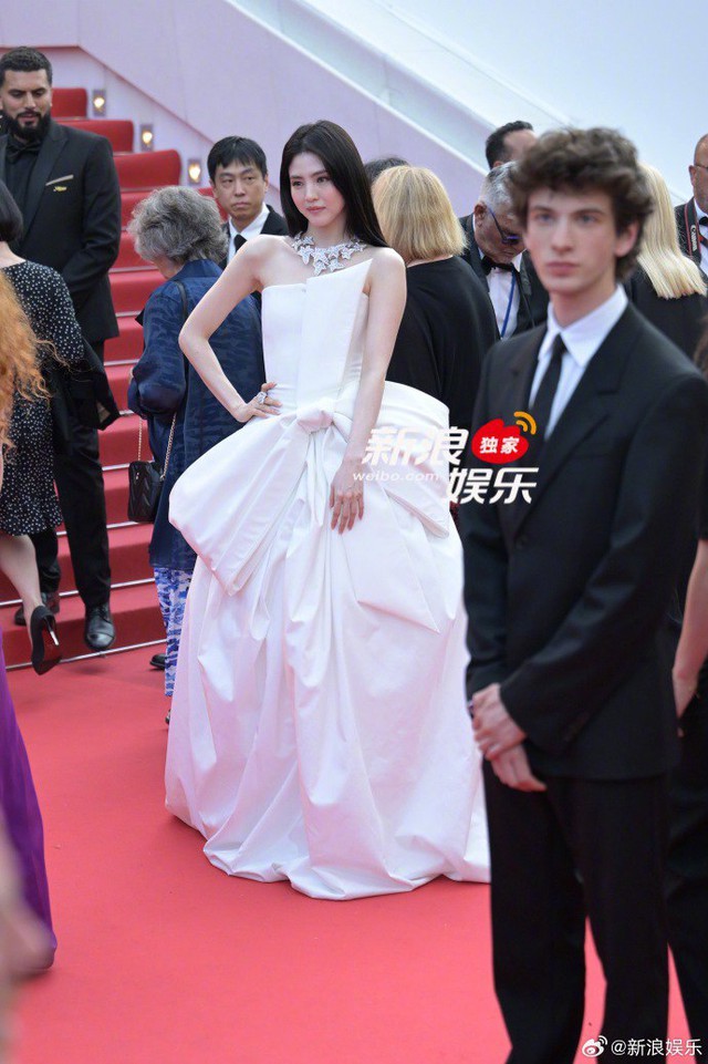 Kẻ thù số 1 của Han So Hee tại Cannes: khiến nữ diễn viên “tàng hình” trên thảm đỏ, chuyên dìm nhan sắc!- Ảnh 5. Kẻ thù số 1 của Han So Hee tại Cannes: khiến nữ diễn viên “tàng hình” trên thảm đỏ, chuyên dìm nhan sắc!- Ảnh 5.