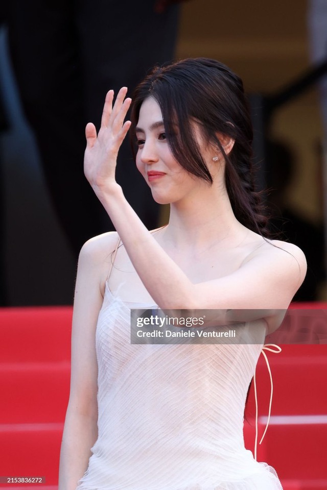 Kẻ thù số 1 của Han So Hee tại Cannes: khiến nữ diễn viên “tàng hình” trên thảm đỏ, chuyên dìm nhan sắc!- Ảnh 11. Kẻ thù số 1 của Han So Hee tại Cannes: khiến nữ diễn viên “tàng hình” trên thảm đỏ, chuyên dìm nhan sắc!- Ảnh 11.