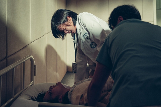 Phim Hàn mới chiếu đã nhận bão lời khen, nam chính chưa từng thất bại nhờ tuyệt chiêu "đấm phát chết luôn"- Ảnh 4.