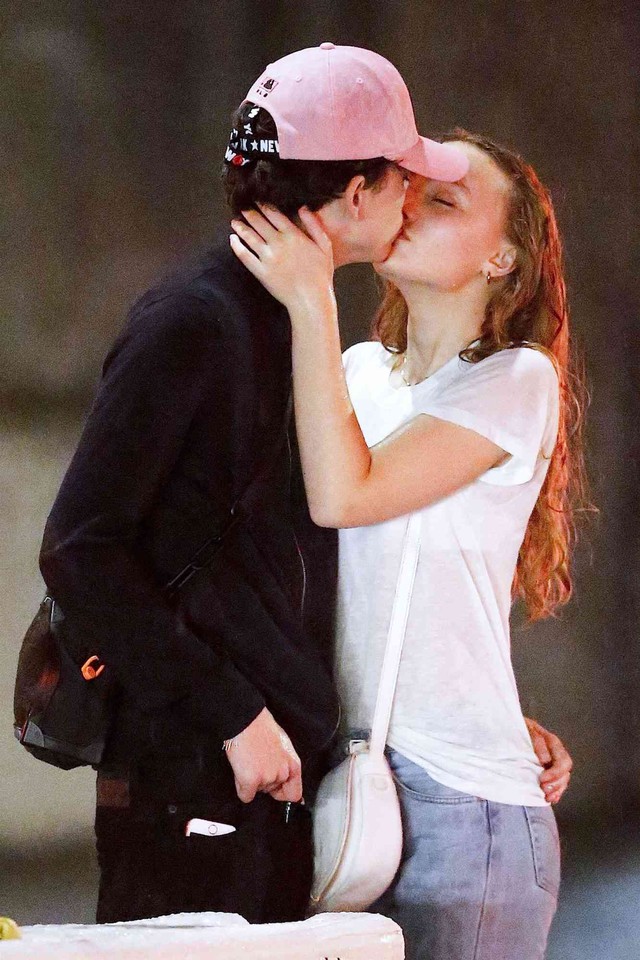Màn đụng mặt tình cũ "khét" nhất đầu tháng 5: Timothée Chalamet và Lily-Rose Depp "tái ngộ" cùng "người mới"- Ảnh 8.