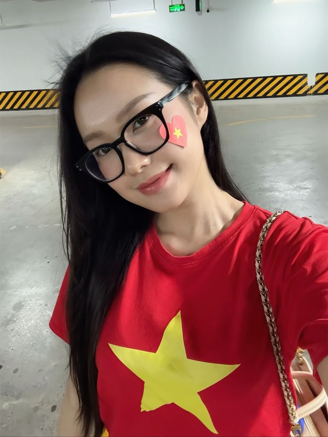 Doãn Hải My cùng Văn Hậu chiếm spotlight trên SVĐ, ảnh "cam thường" khi giám sát xây biệt thự chục tỷ khiến vạn người mê- Ảnh 2. Doãn Hải My cùng Văn Hậu chiếm spotlight trên SVĐ, ảnh "cam thường" khi giám sát xây biệt thự chục tỷ khiến vạn người mê- Ảnh 2.
