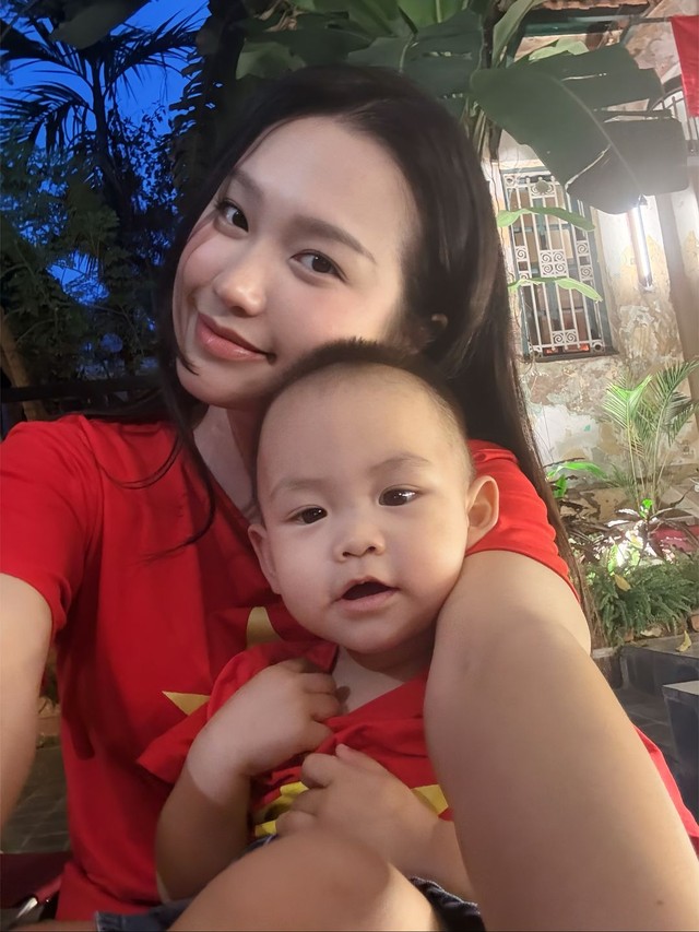 Doãn Hải My cùng Văn Hậu chiếm spotlight trên SVĐ, ảnh "cam thường" khi giám sát xây biệt thự chục tỷ khiến vạn người mê- Ảnh 3. Doãn Hải My cùng Văn Hậu chiếm spotlight trên SVĐ, ảnh "cam thường" khi giám sát xây biệt thự chục tỷ khiến vạn người mê- Ảnh 3.