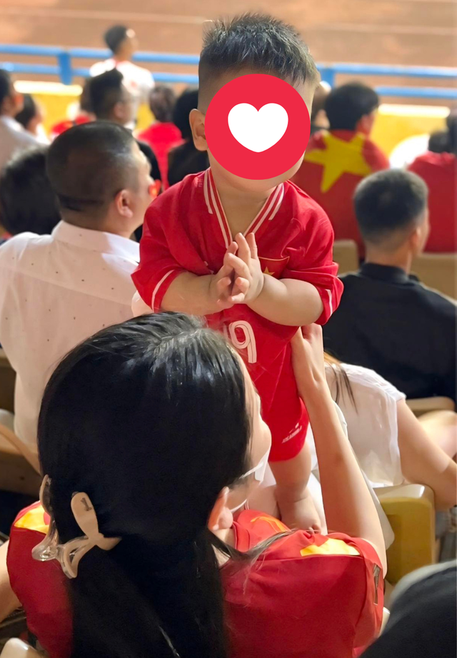 Chu Thanh Huyền lộ diện sau nghi vẫn thẩm mỹ, bị dân mạng nhắc vụ"rồng tôm", thái độ với mẹ Quang Hải gây chú ý- Ảnh 2.