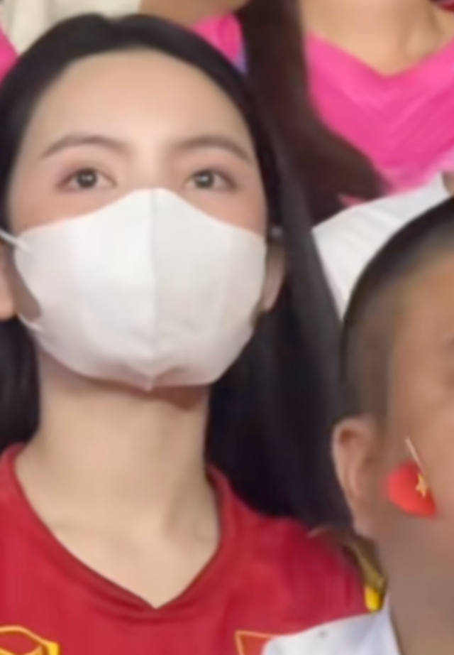Chu Thanh Huyền lộ diện sau nghi vẫn thẩm mỹ, bị dân mạng nhắc vụ"rồng tôm", thái độ với mẹ Quang Hải gây chú ý- Ảnh 1.
