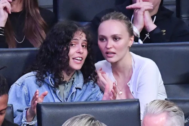 Không hề kém cạnh, Lily-Rose Depp cũng khiến dân tình ố á khi sánh đôi cùng bạn gái 070 Shake – rapper đình đám của dòng nhạc hip-hop