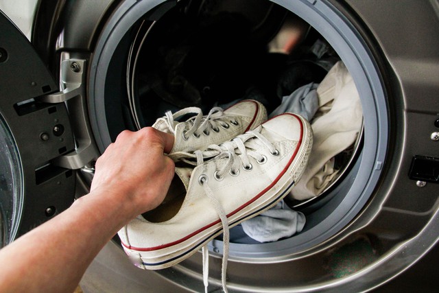 "Giặt giày" bằng máy giặt: Đây là bí quyết không phải ai cũng biết- Ảnh 1. "Giặt giày" bằng máy giặt: Đây là bí quyết không phải ai cũng biết- Ảnh 1.