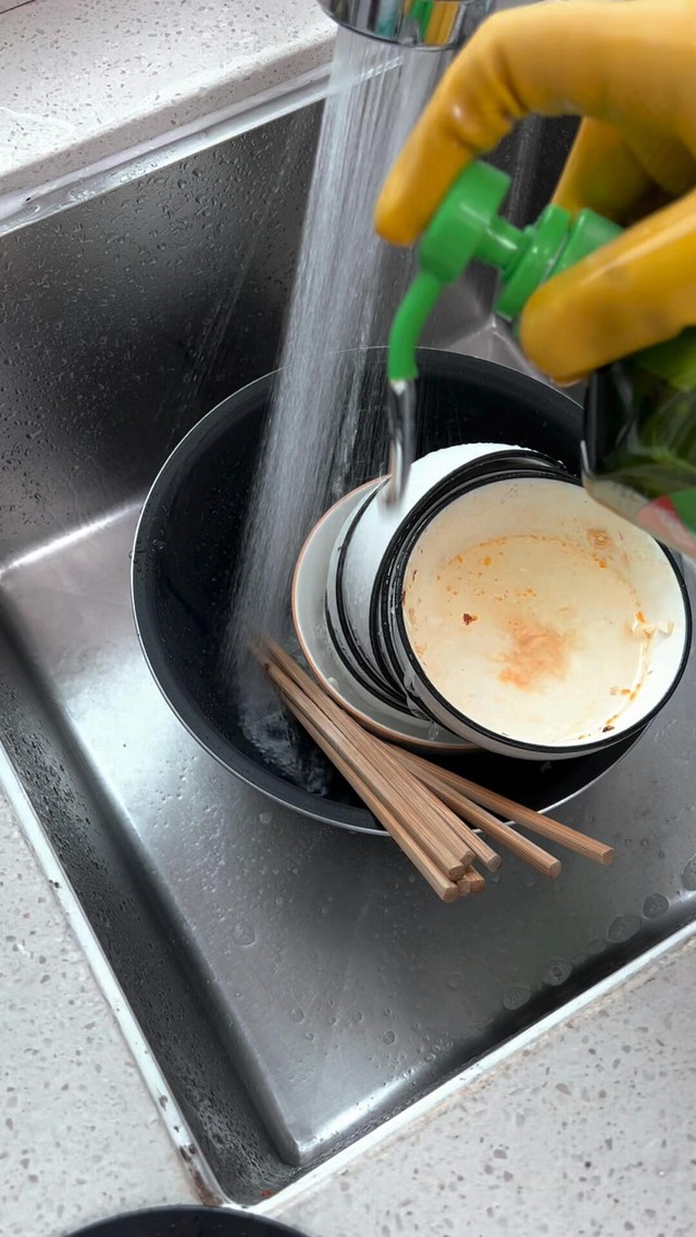 Một người rửa bát ẩu, cả nhà ăn cơm với vi khuẩn: 5 LỖI SAI tai hại cần sửa gấp!- Ảnh 3. Một người rửa bát ẩu, cả nhà ăn cơm với vi khuẩn: 5 LỖI SAI tai hại cần sửa gấp!- Ảnh 3.