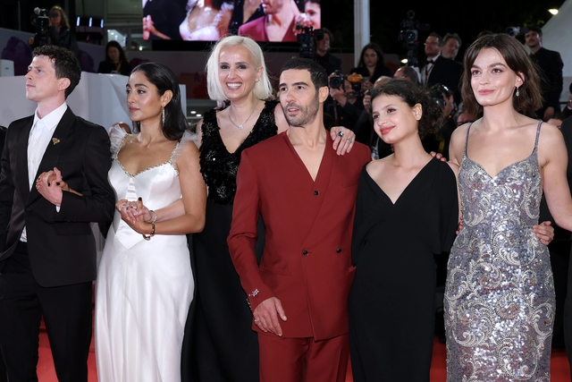 Phim 18+ gây sốc nhất Cannes 2025: Khán giả la hét đòi dừng chiếu, có người ra khỏi rạp bằng xe cứu thương- Ảnh 1.