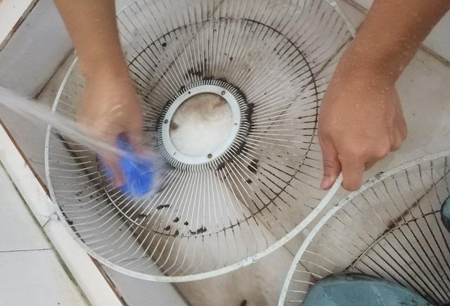 Buộc 1 chiếc khẩu trang vào cánh quạt: Mẹo "đỉnh chóp" giúp hóa đơn tiền điện giảm "kịch đáy"- Ảnh 4.