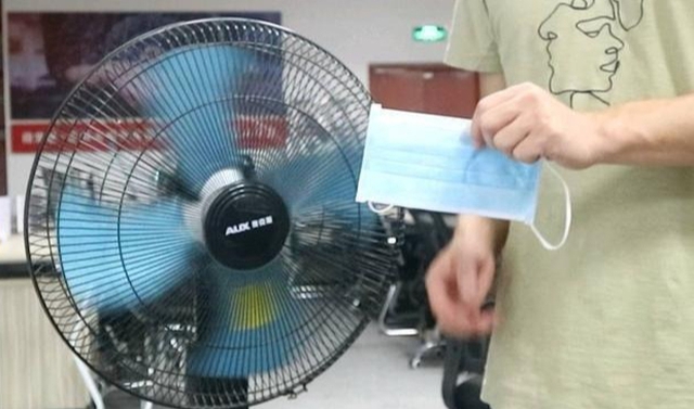 Buộc 1 chiếc khẩu trang vào cánh quạt: Mẹo "đỉnh chóp" giúp hóa đơn tiền điện giảm "kịch đáy"- Ảnh 1.