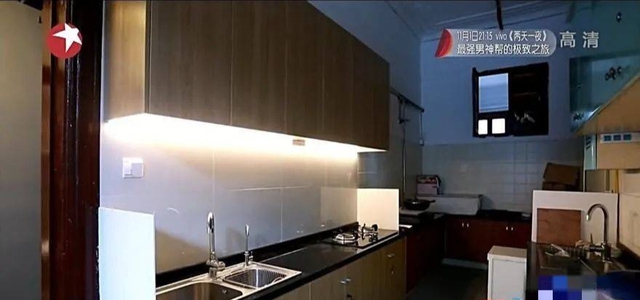 4 thành viên sống trong căn hộ 15m² phơi bày sự thật đáng sợ, diễn biến sau càng khiến người xem "nghẹt thở"!- Ảnh 4. 4 thành viên sống trong căn hộ 15m² phơi bày sự thật đáng sợ, diễn biến sau càng khiến người xem "nghẹt thở"!- Ảnh 4.
