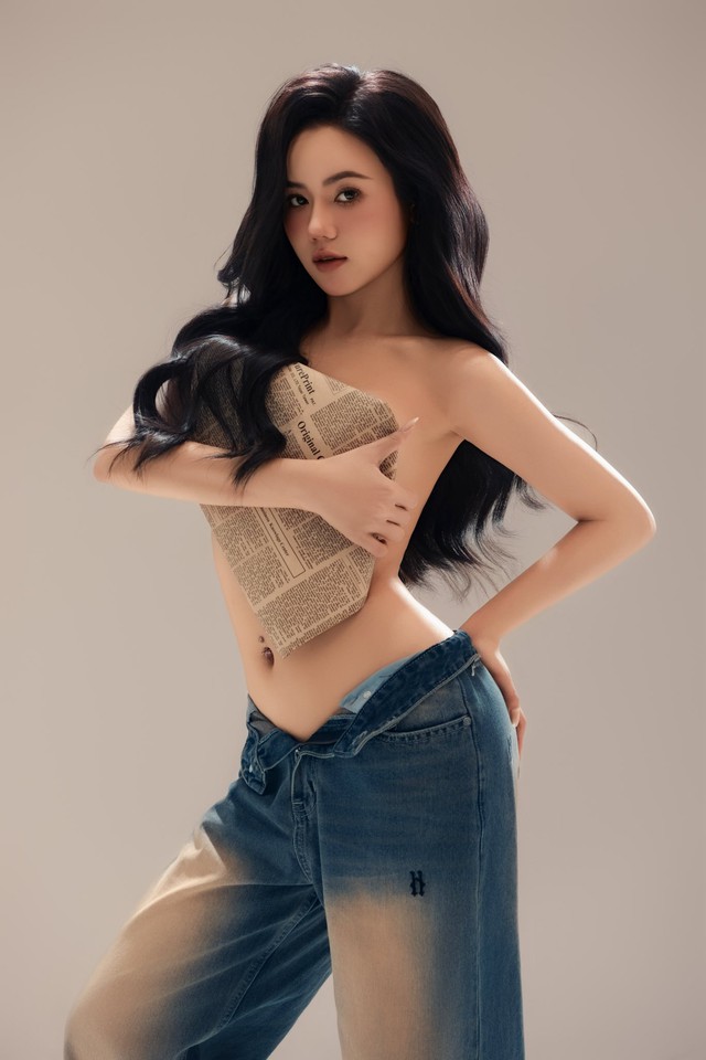 Bò Chảnh "chơi lớn", công khai bộ ảnh khoe dáng nóng bỏng, khoe vai trần cực bạo- Ảnh 5. Bò Chảnh "chơi lớn", công khai bộ ảnh khoe dáng nóng bỏng, khoe vai trần cực bạo- Ảnh 5.