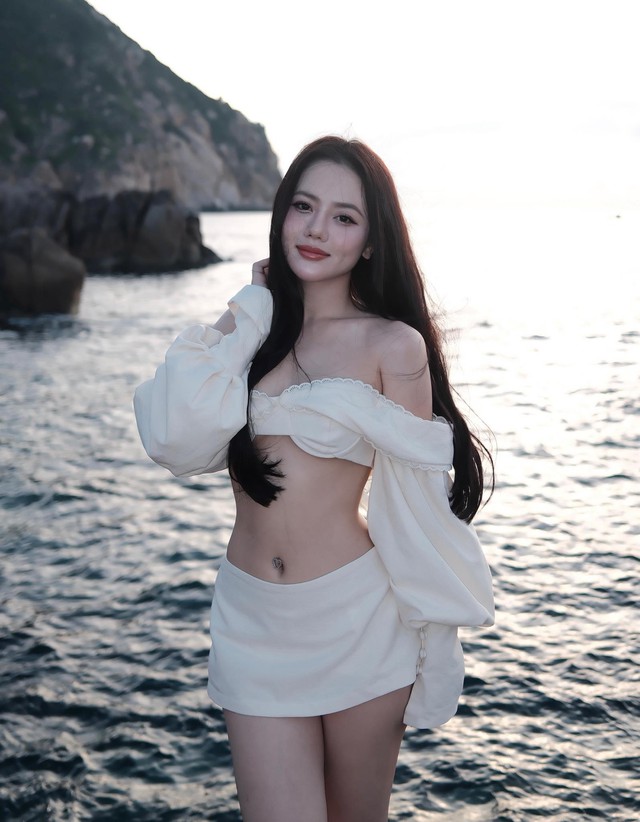 Bò Chảnh "chơi lớn", công khai bộ ảnh khoe dáng nóng bỏng, khoe vai trần cực bạo- Ảnh 1. Bò Chảnh "chơi lớn", công khai bộ ảnh khoe dáng nóng bỏng, khoe vai trần cực bạo- Ảnh 1.