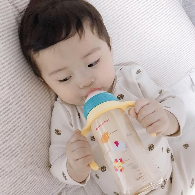 Trẻ từ 1-2 tuổi cần lượng sữa như thế nào? Có phải cứ cho trẻ uống càng nhiều sữa càng tốt hay không?- Ảnh 2.